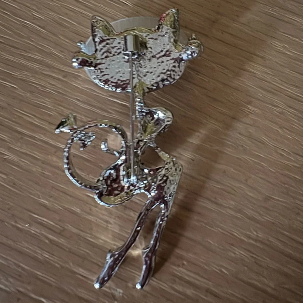 Elegant Silver Cat Brooch - Picture 2 of 3